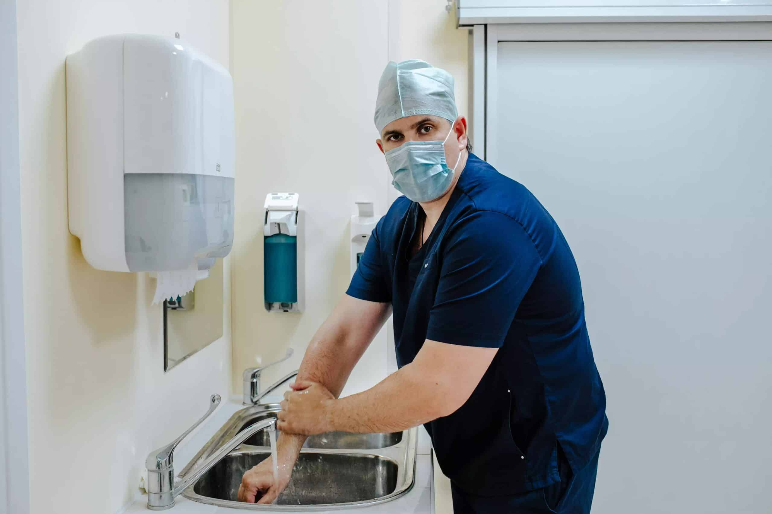 Nos hospitais, os profissionais de saúde higienizam melhor as mãos quando estão sendo observados?